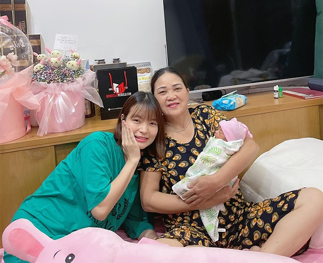 Mẹ chồng hết lòng chăm sóc sức khỏe con dâu và cháu.